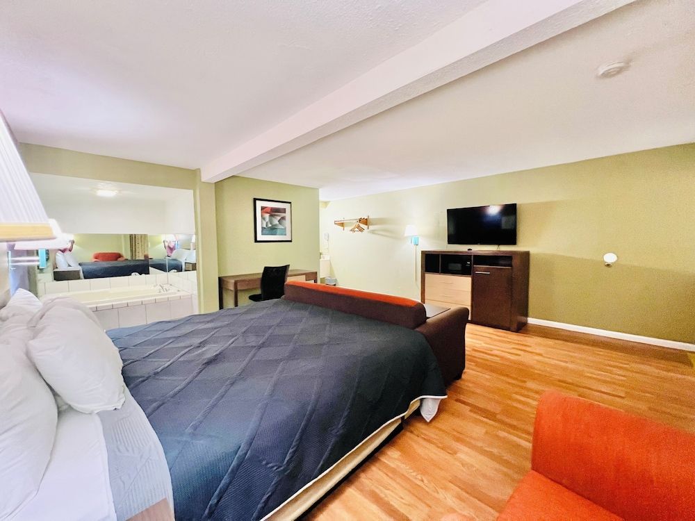 Hometown INN Superior Room, 1 King Bed, Non Smoking 5