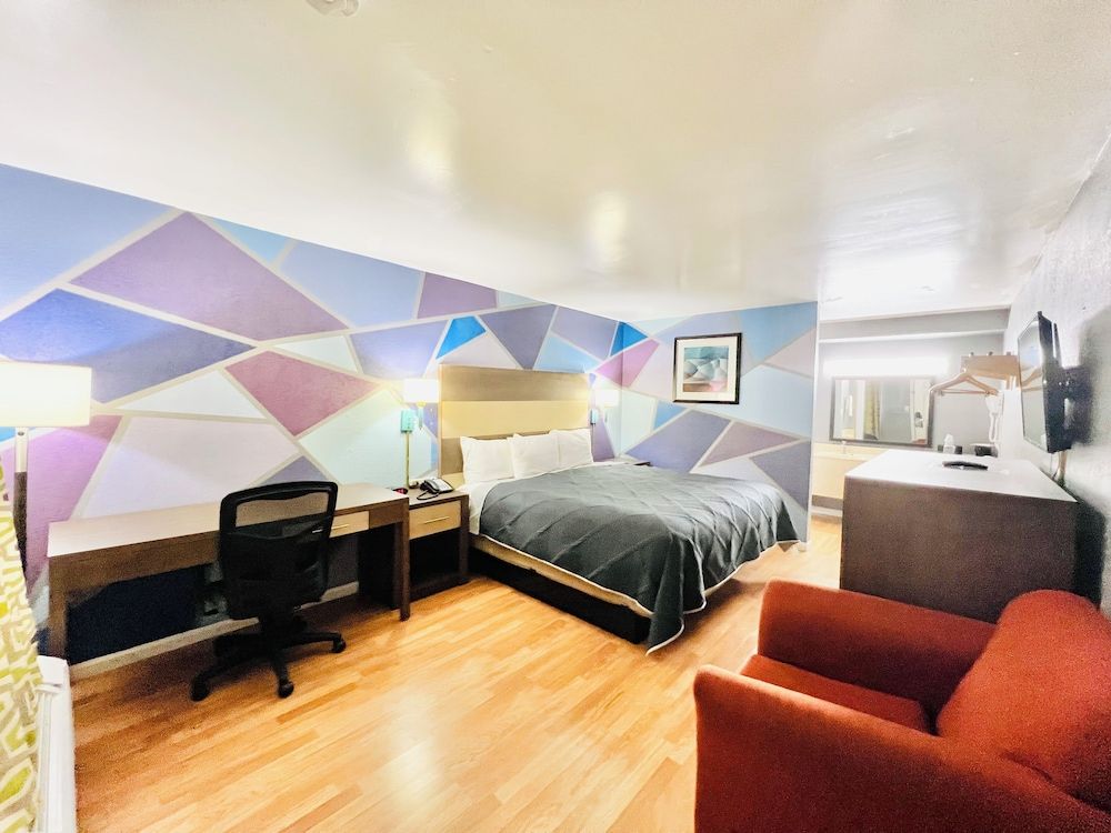 Hometown INN Standard Room, 1 King Bed, Non Smoking 9