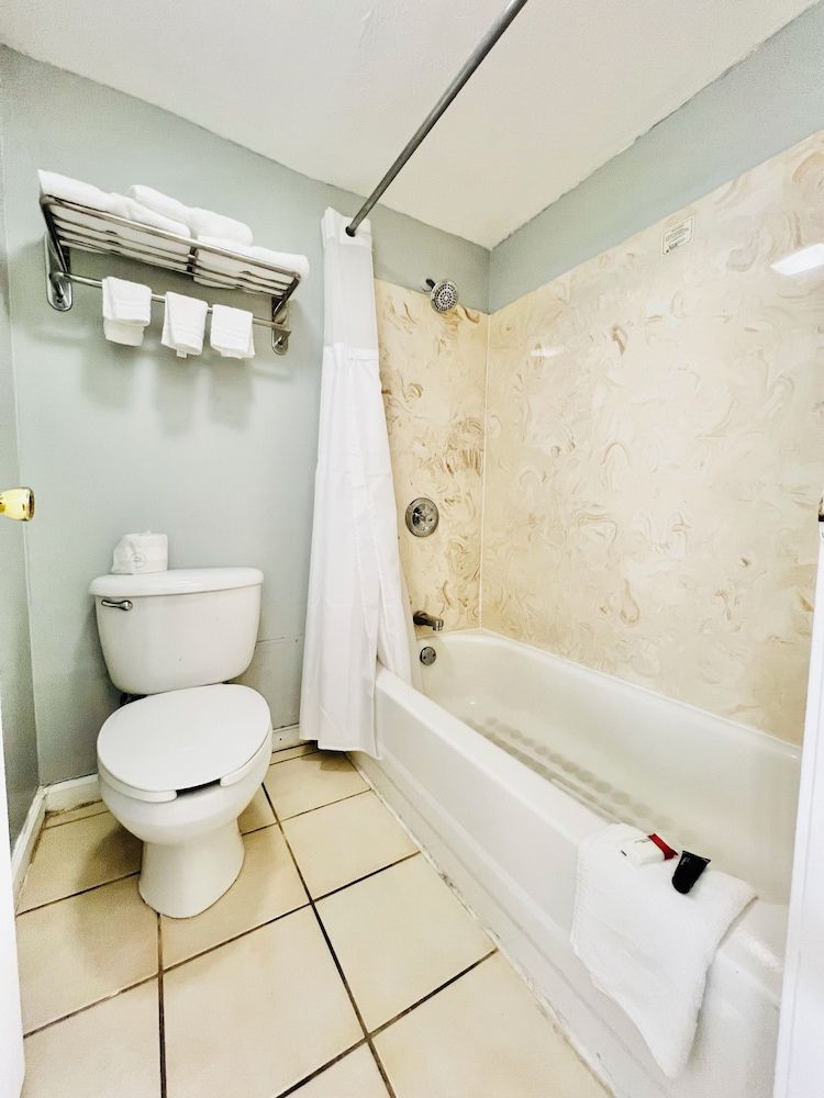 Hometown INN Superior Room, 1 King Bed, Non Smoking 8