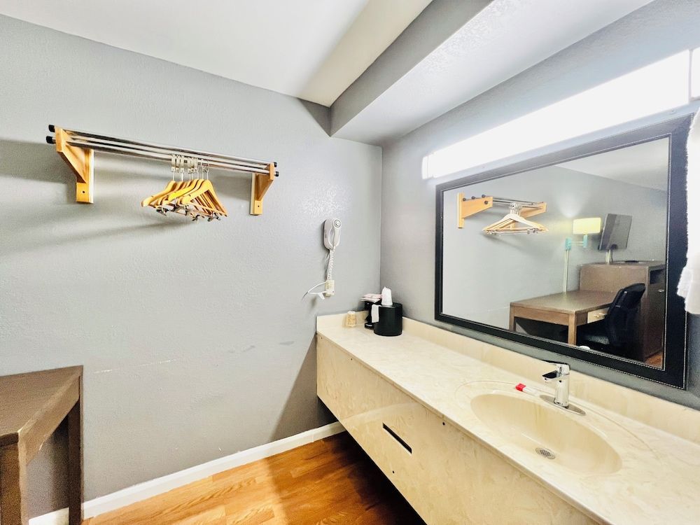 Hometown INN Standard Room, 2 Double Beds, Non Smoking 8