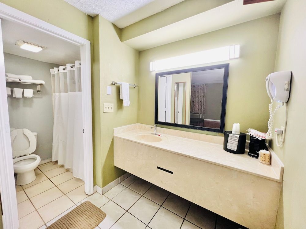 Hometown INN Superior Room, 1 King Bed, Non Smoking 3