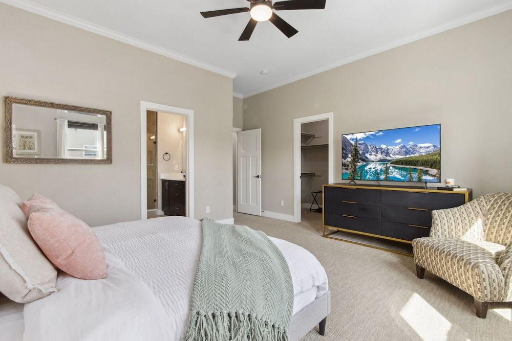 Decked Out Sunset Views, Fire Pit & Fenced Yard House, Multiple Beds, Patio, Mountain View (381 Osiander Street) 8