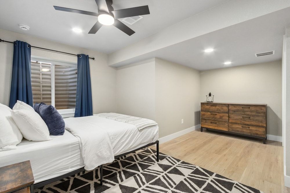 Decked Out Sunset Views, Fire Pit & Fenced Yard House, Multiple Beds, Patio, Mountain View (381 Osiander Street) 3