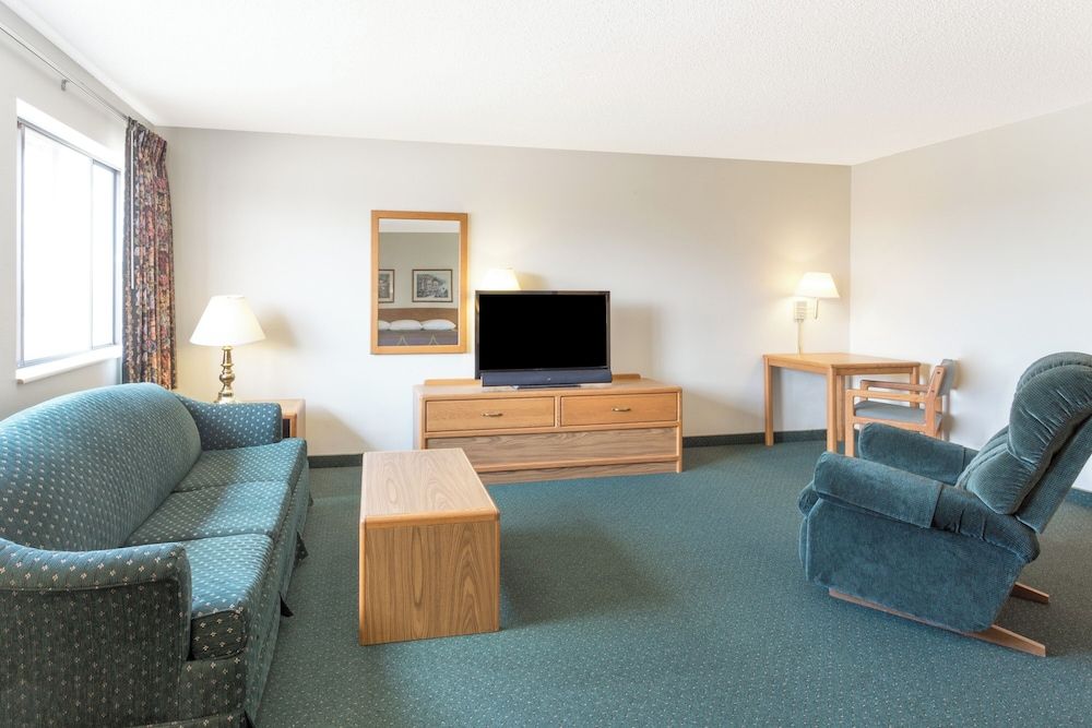 Budget Inn and Suites Deluxe Single Room, Non Smoking 4