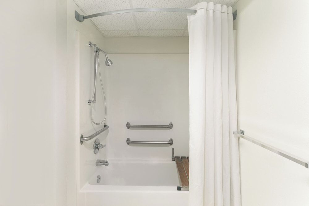 Budget Inn and Suites Single Room, Mobility Accessible, Non Smoking 2