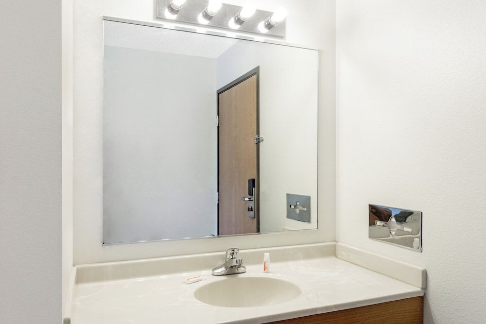 Budget Inn and Suites Deluxe Single Room, Non Smoking 5