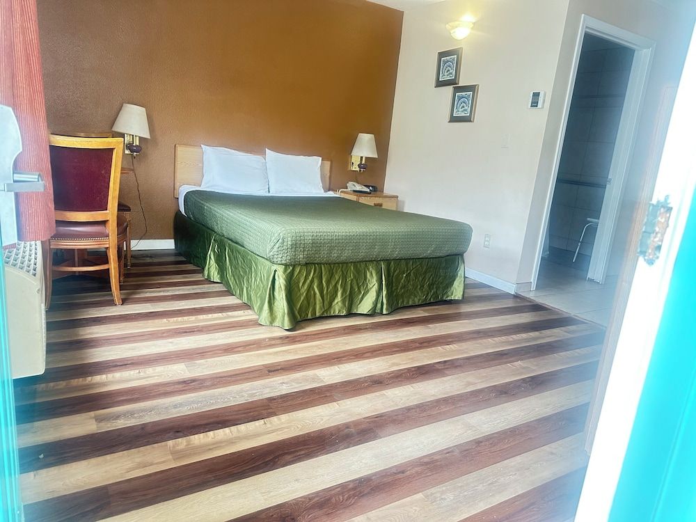 ROYAL INN Standard Room, 1 Queen Bed, Non Smoking 2