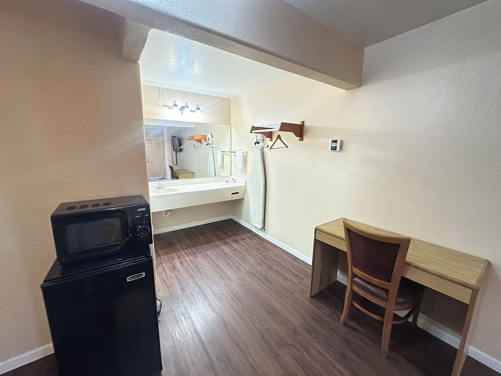 ROYAL INN Standard Room, 1 King Bed 6