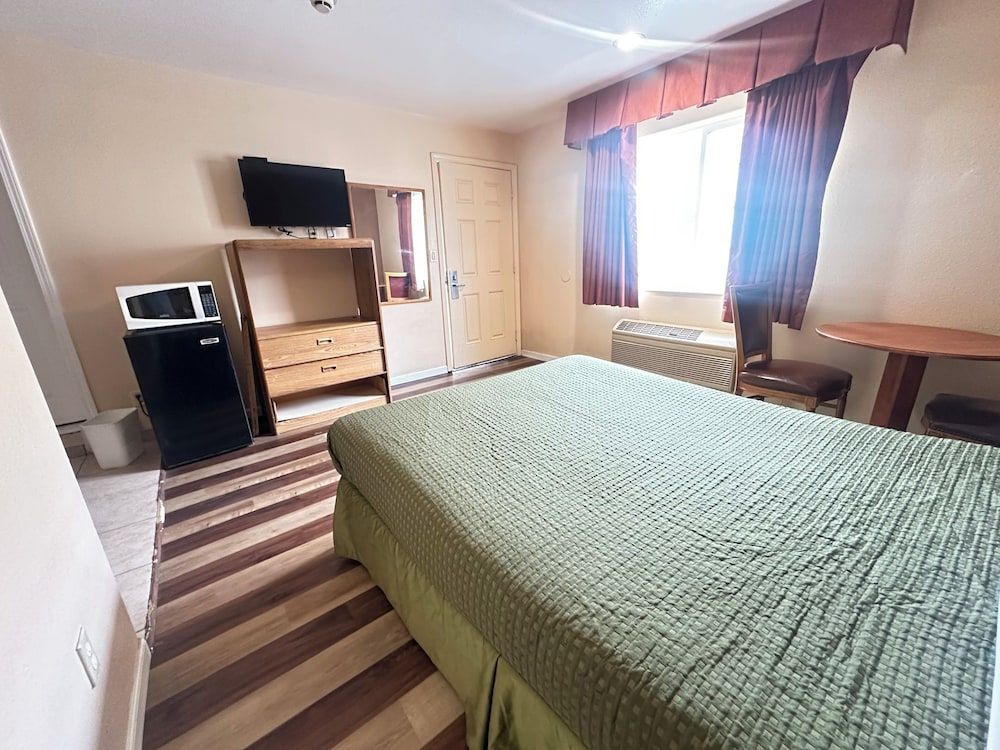 ROYAL INN Standard Room, 1 Queen Bed, Non Smoking 3