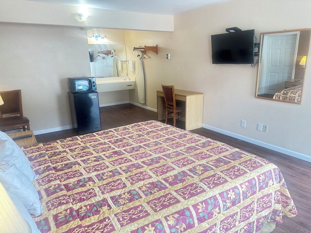 ROYAL INN Standard Room, 1 King Bed 3