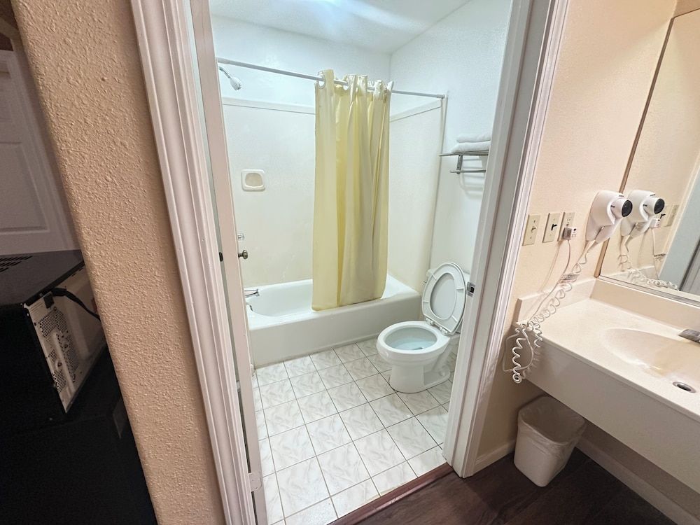 ROYAL INN Standard Room, 1 King Bed 7