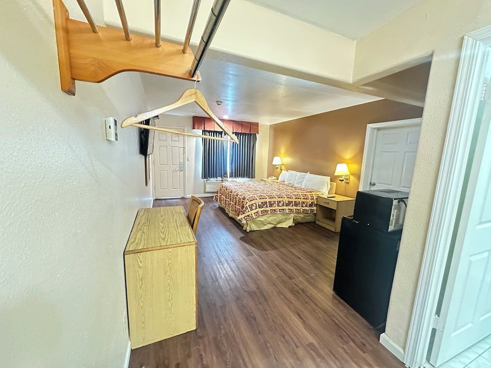 ROYAL INN Standard Room, 1 King Bed 2