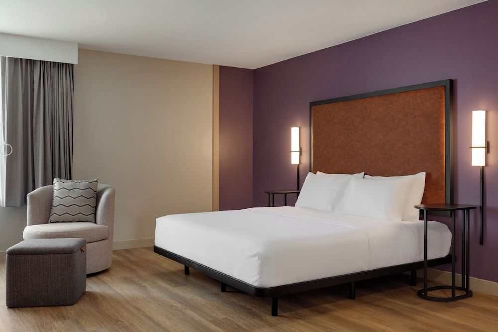 LivSmart Studios By Hilton Kokomo Studio, 1 King Bed, Accessible, Bathtub (Mobility & Hearing) 3