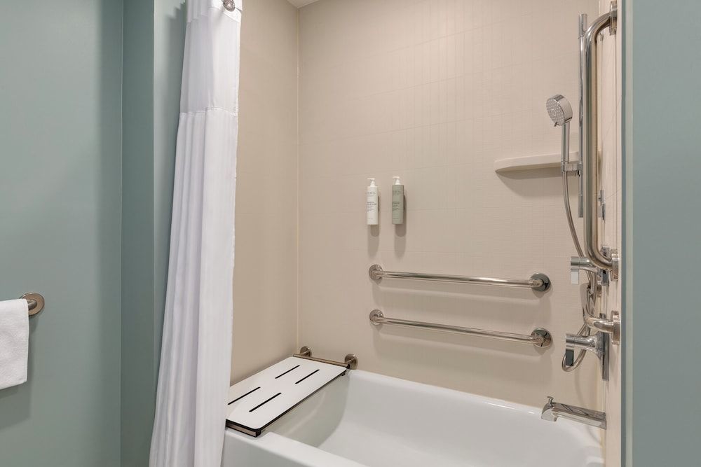 LivSmart Studios By Hilton Kokomo Studio, 1 King Bed, Accessible, Bathtub (Mobility & Hearing) 4