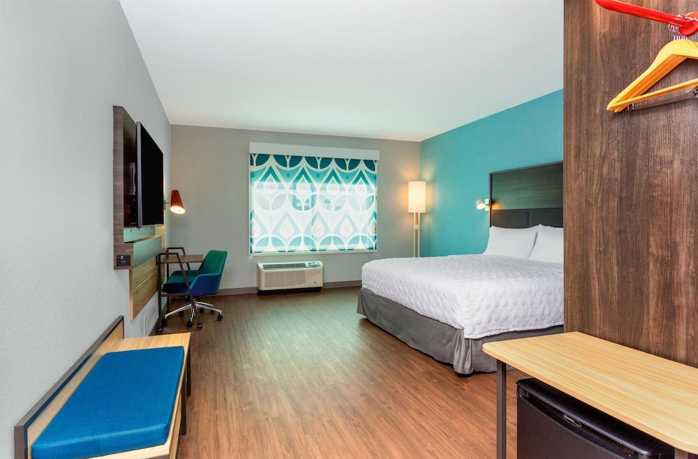 Room, 1 King Bed, Accessible (Roll-In Shower)