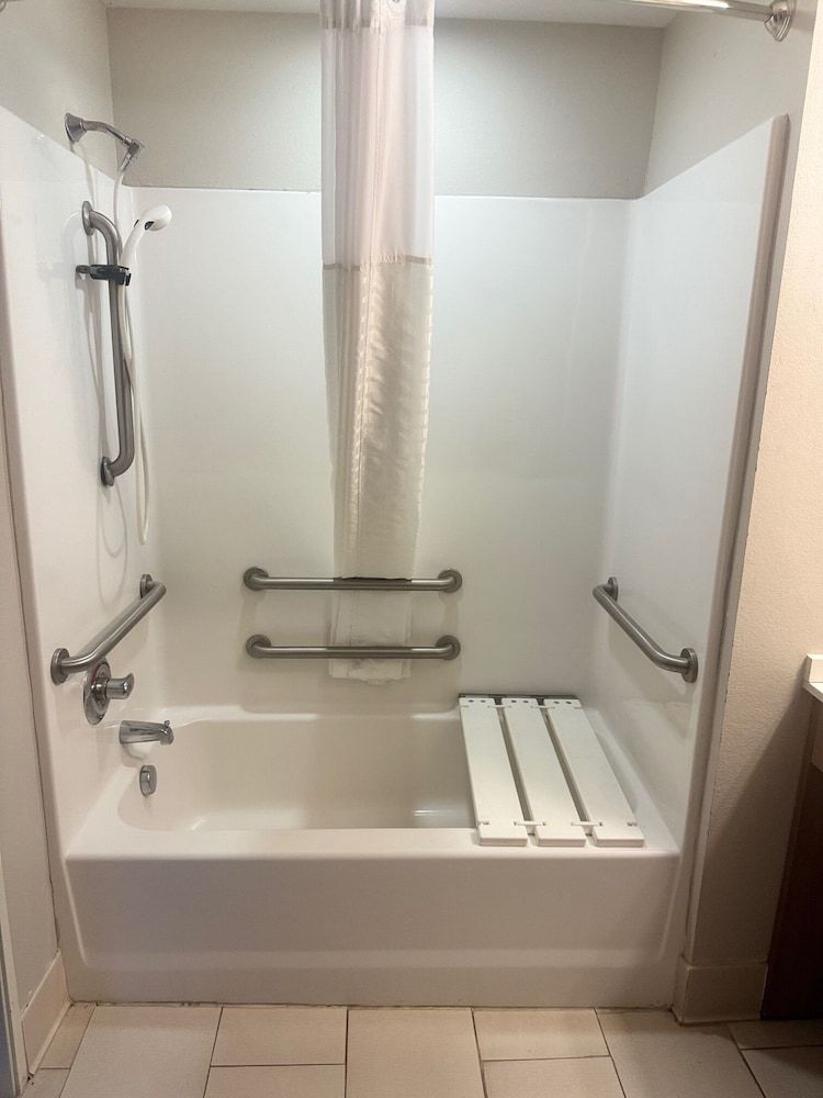 Permian Studio Apartments Single Room, 1 Queen Bed, Mobility Accessible, Ensuite 2