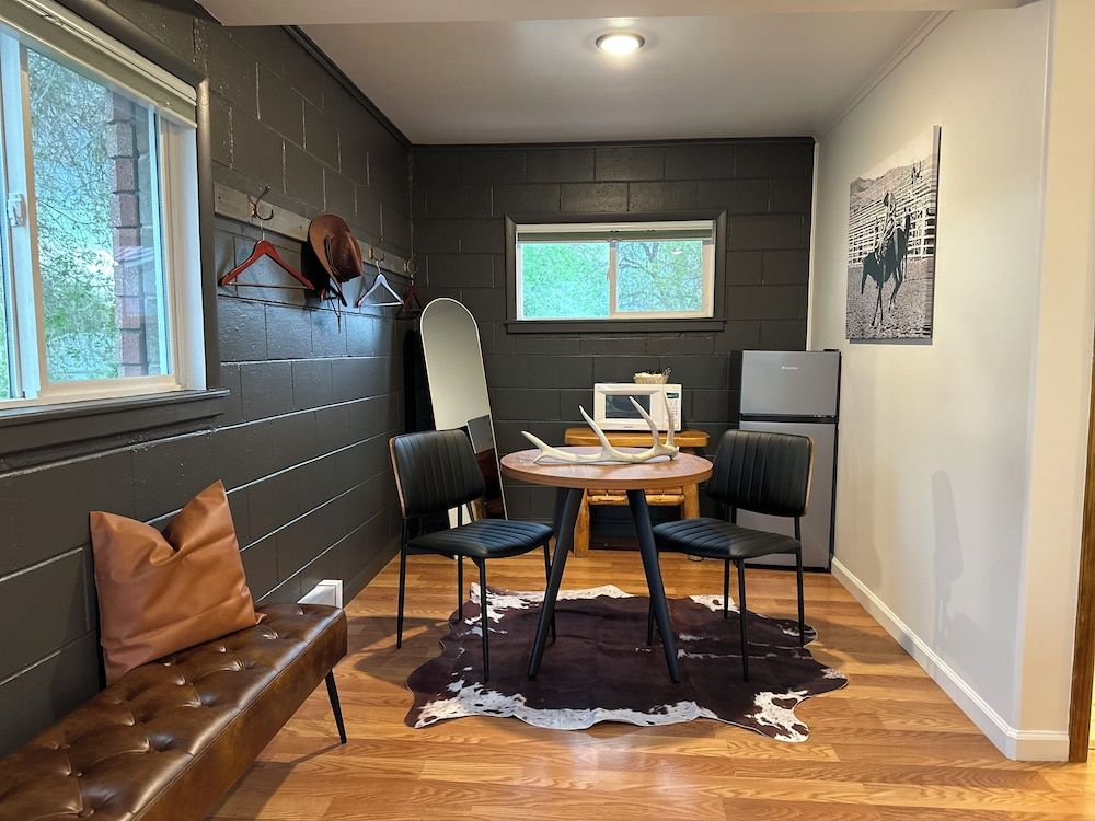 Elk Antler Inn Single Queen Downstairs 6