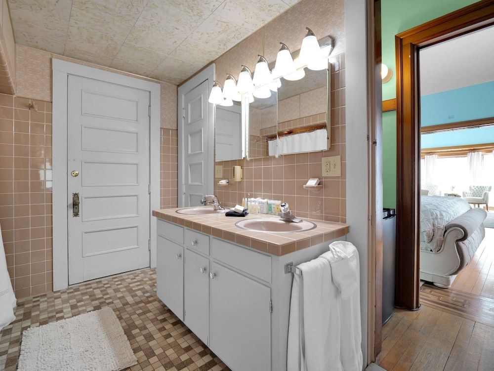 Old Library Inn Olean NY Deluxe Suite, Park View 19