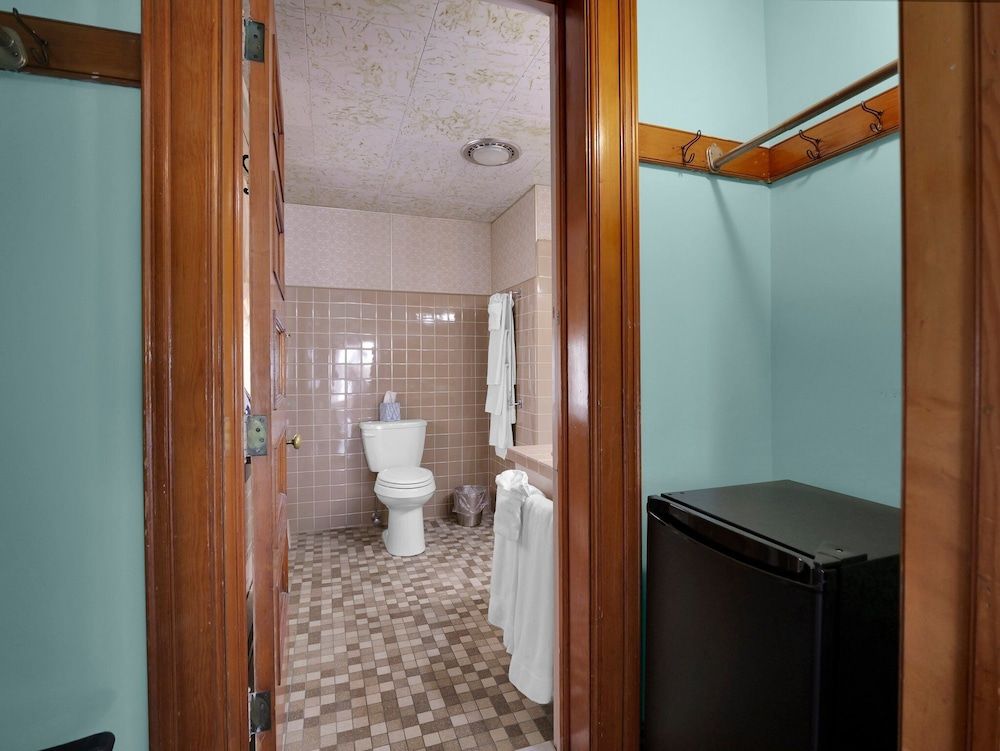 Old Library Inn Olean NY Deluxe Suite, Park View 21