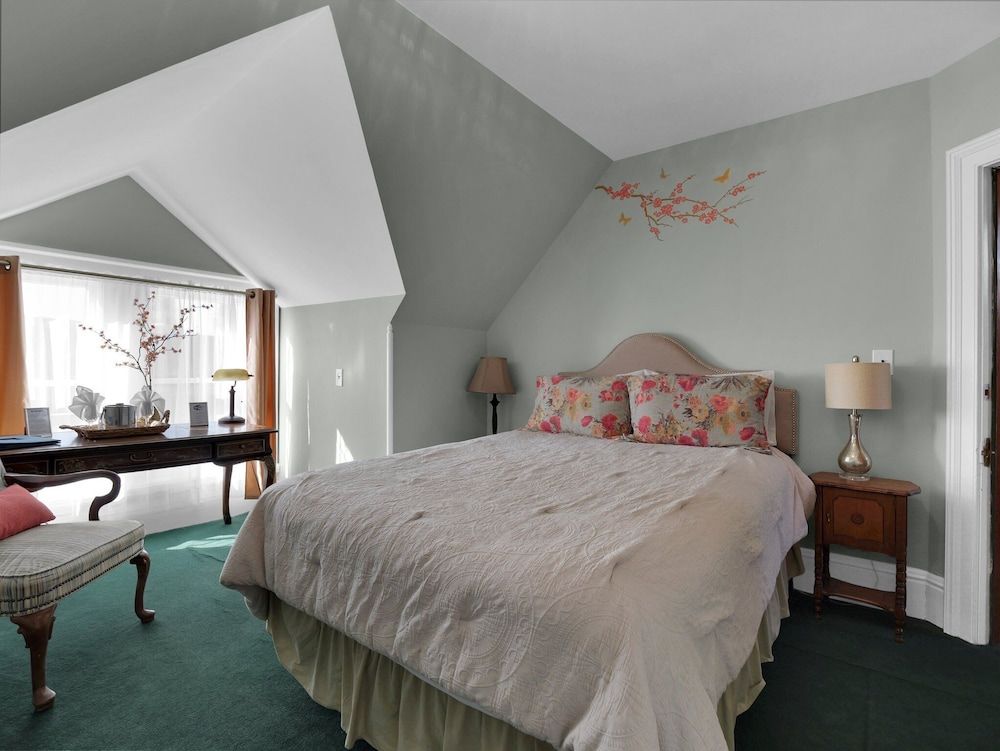 Old Library Inn Olean NY Deluxe Double Room, Park View 5