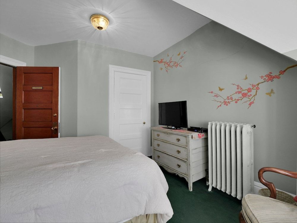 Old Library Inn Olean NY Deluxe Double Room, Park View 7