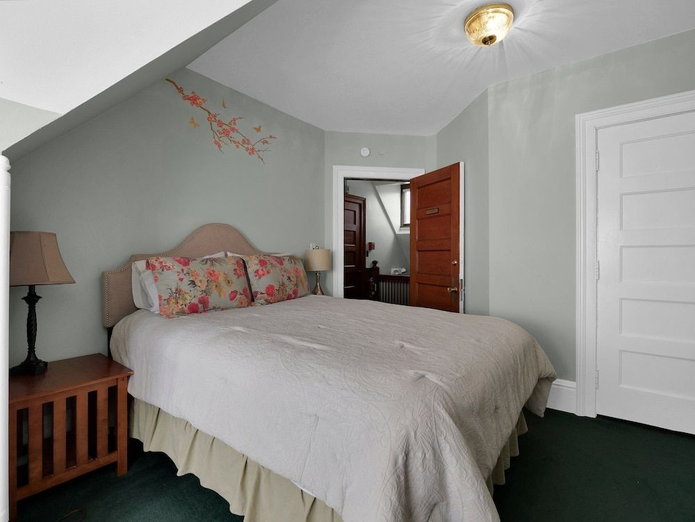 Old Library Inn Olean NY Deluxe Double Room, Park View 6