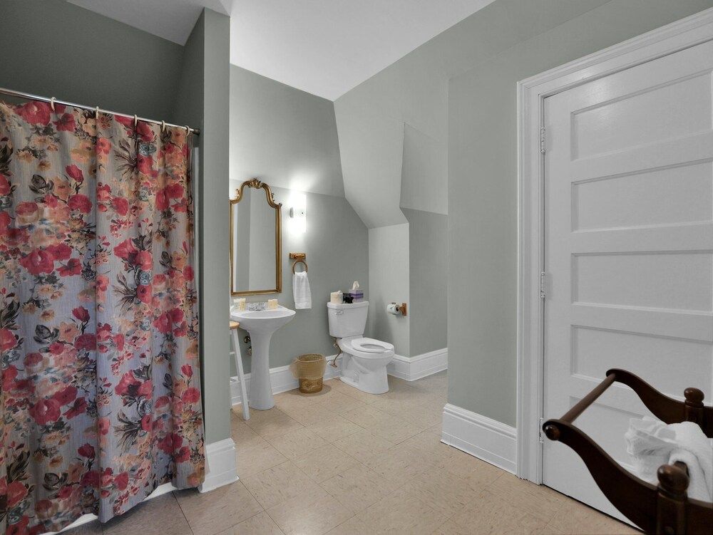 Old Library Inn Olean NY Deluxe Double Room, Park View 9