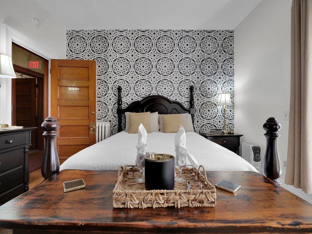 Old Library Inn Olean NY Signature Double Room, Park View 3