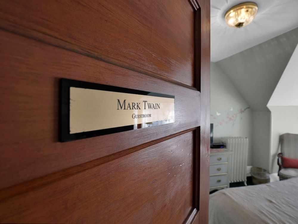 Old Library Inn Olean NY Deluxe Double Room, Park View 8