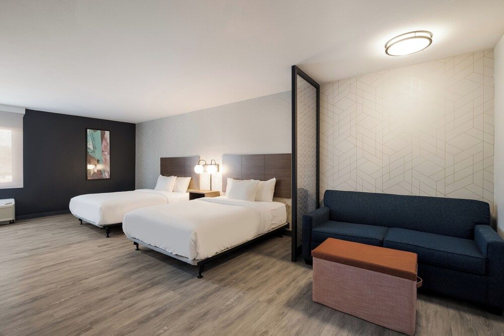 Everhome Suites San Bernardino - Loma Linda Suite, 2 Queen Beds, Roll-in Shower, Non Smoking 4