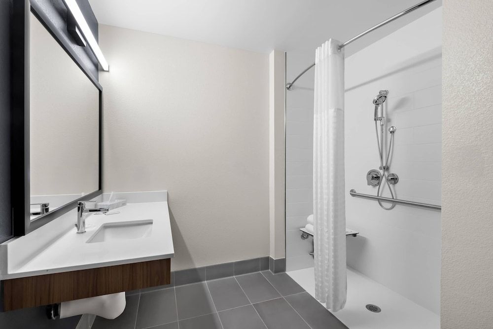 Everhome Suites San Bernardino - Loma Linda Suite, 2 Queen Beds, Roll-in Shower, Non Smoking 6