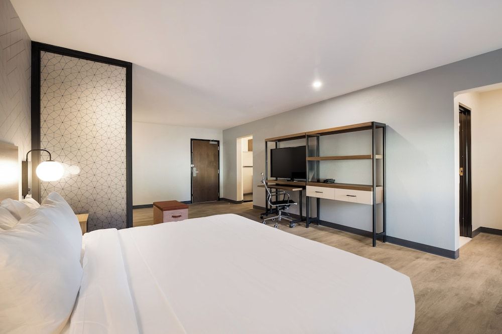 Everhome Suites San Bernardino - Loma Linda Suite, 1 King Bed, Non Smoking 2