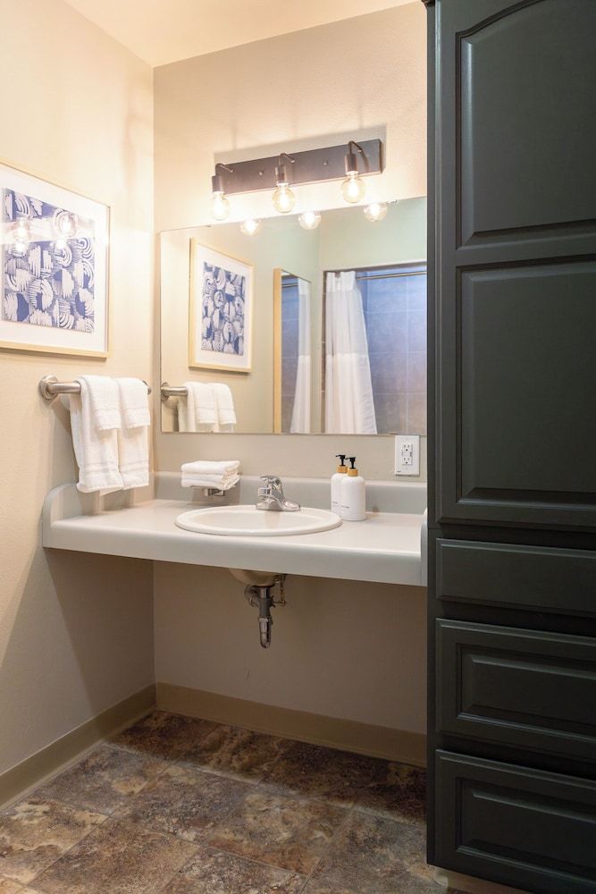 Thankers Comfort Room 5