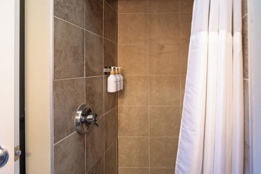 Thankers Comfort Room 7