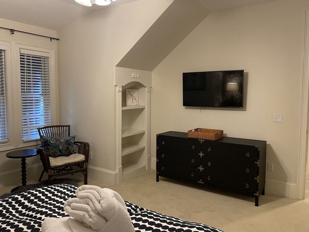 House, Multiple Beds, Kitchen, Pool View (2 Belted Kingfisher)