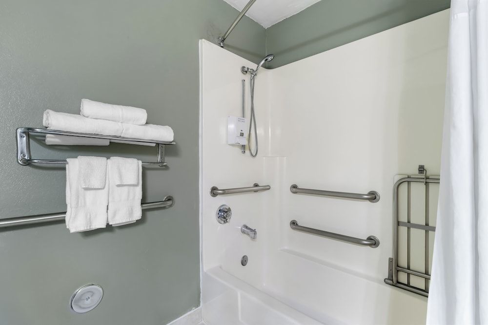 Hiltop Hotel Accessible Room 4