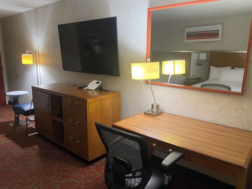 Hiltop Hotel Deluxe Quadruple Room 4