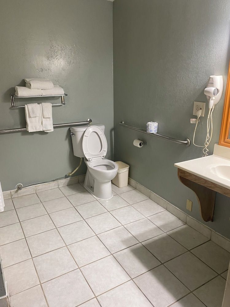 Hiltop Hotel Accessible Room 5