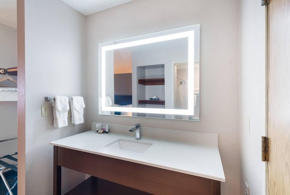 Quality Inn & Suites Kennewick Tri-Cities Standard Room, 1 King Bed with Sofa bed, Non Smoking 3