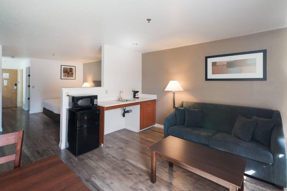 Quality Inn & Suites Kennewick Tri-Cities Suite, 1 King Bed, Accessible, Non Smoking 3