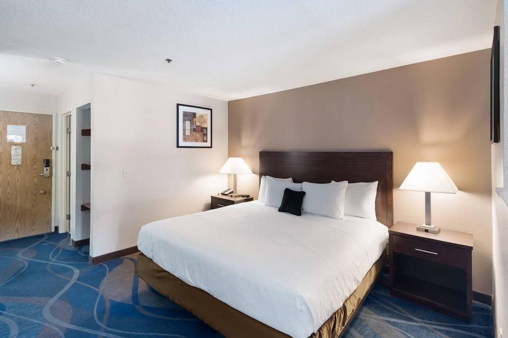 Quality Inn & Suites Kennewick Tri-Cities Standard Room, 1 King Bed with Sofa bed, Non Smoking 4