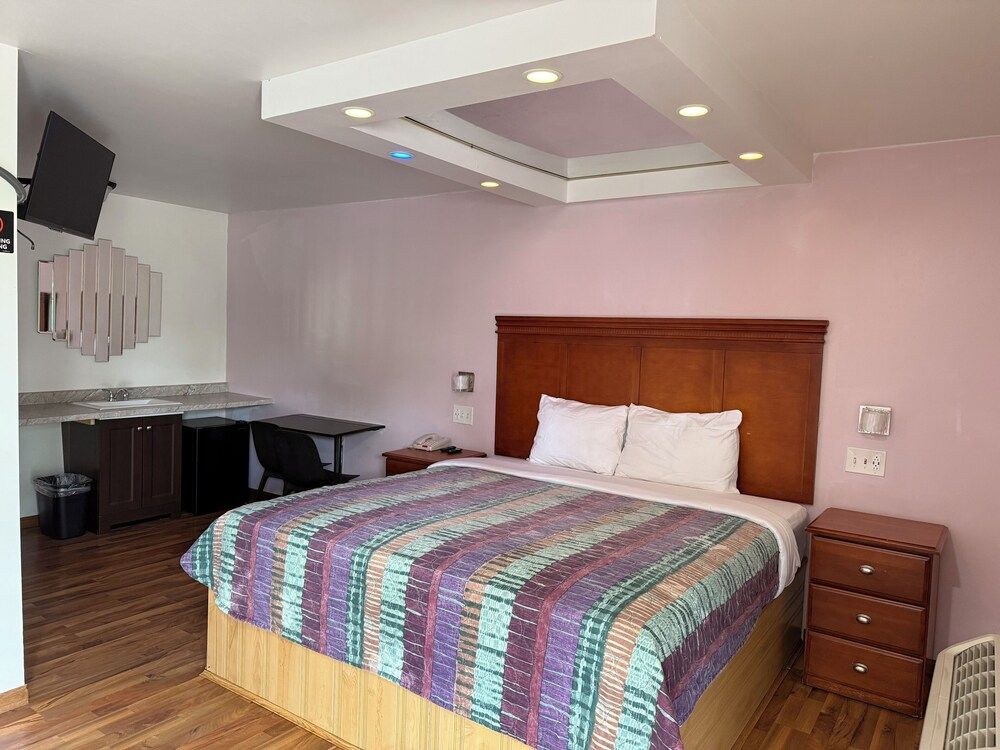 Deluxe Room, 1 King Bed, Courtyard View
