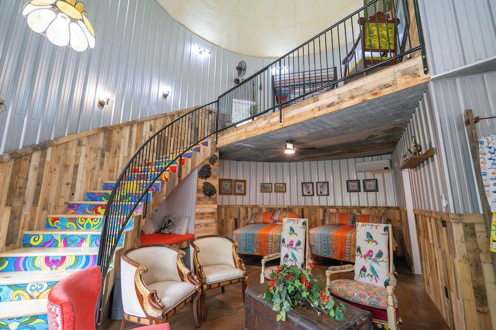 Hermann Grain Bins BNB Foghorn Leghorn 4