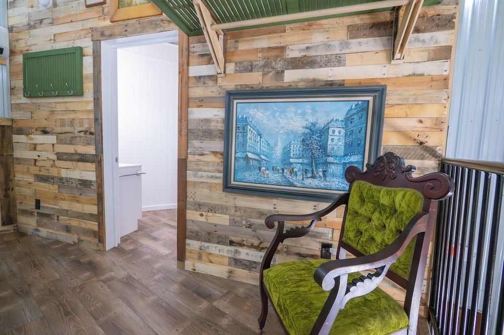 Hermann Grain Bins BNB Foghorn Leghorn 10