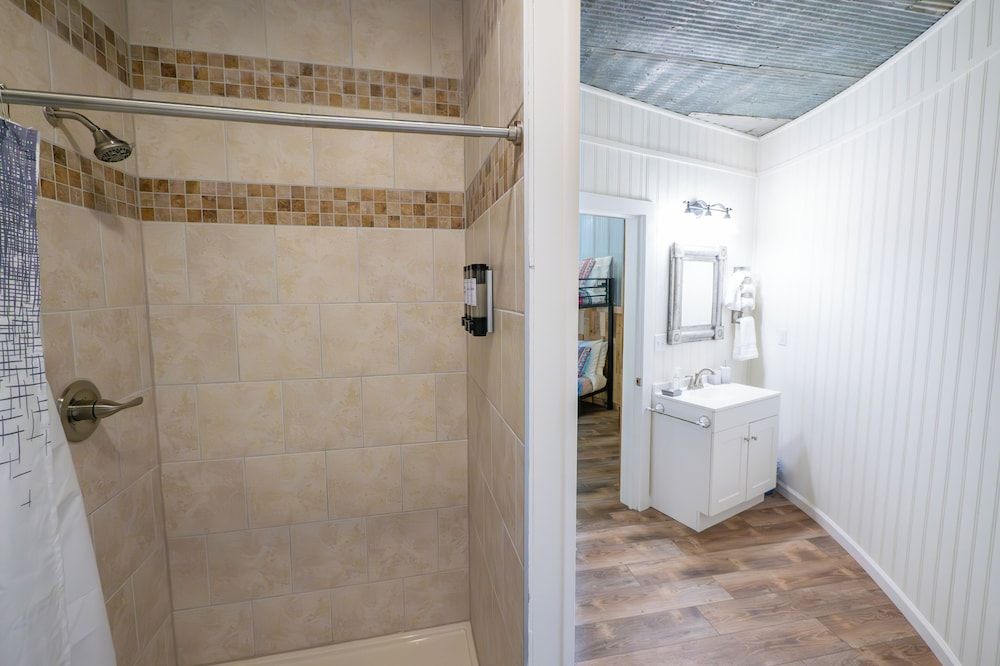 Hermann Grain Bins BNB Foghorn Leghorn 48