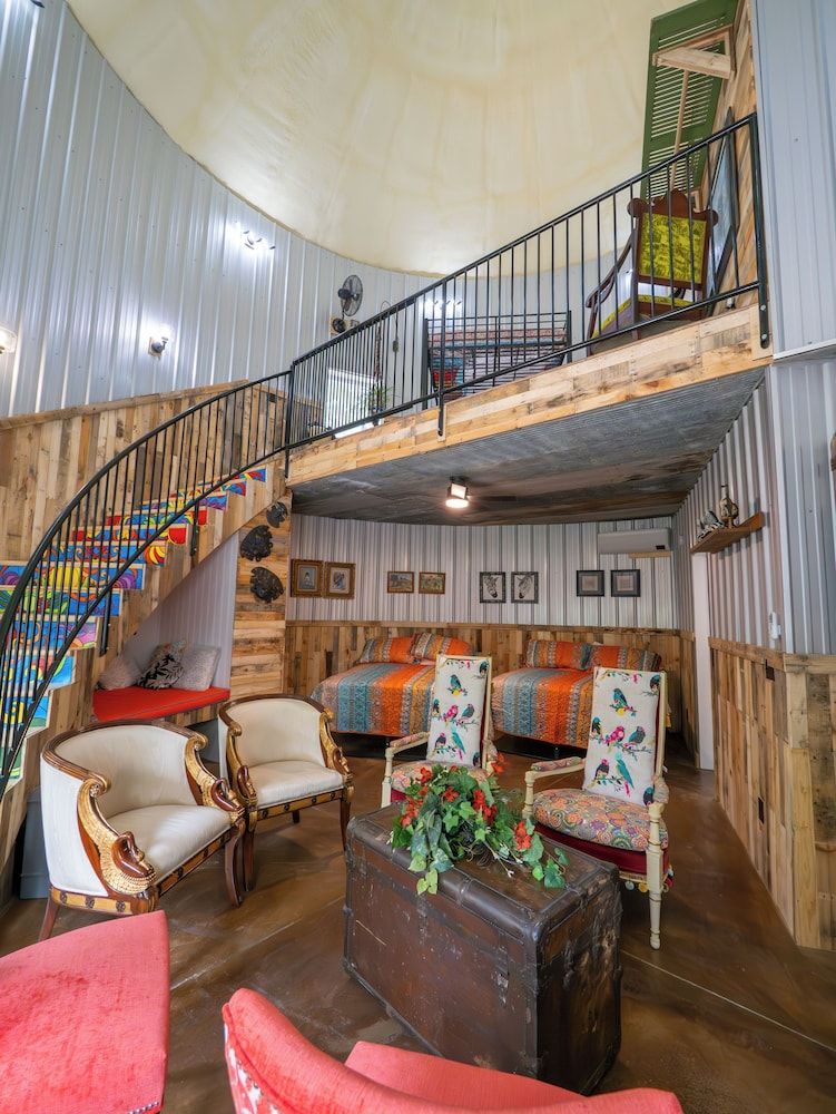 Hermann Grain Bins BNB Foghorn Leghorn 13