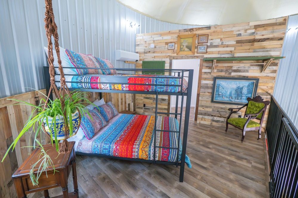 Hermann Grain Bins BNB Foghorn Leghorn 7