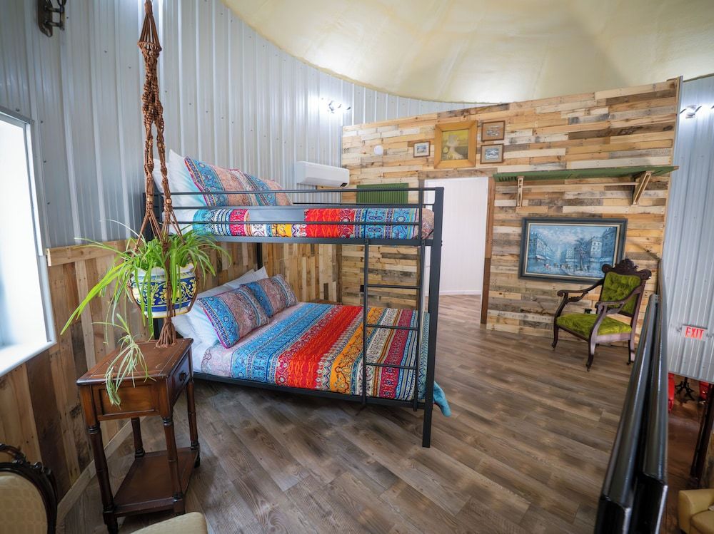 Hermann Grain Bins BNB Foghorn Leghorn 6