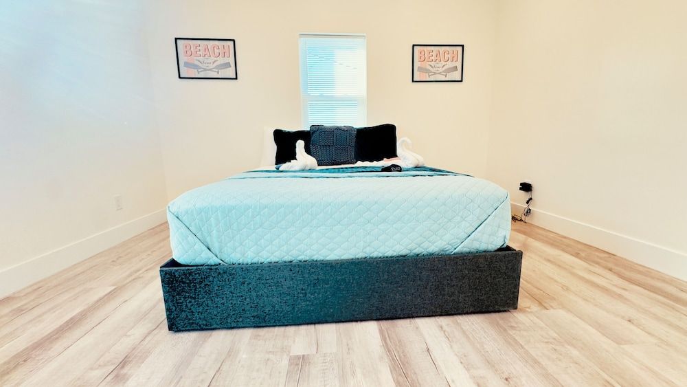 Beachline Breeze on the Strip Apartment, Balcony, Partial Ocean View 3