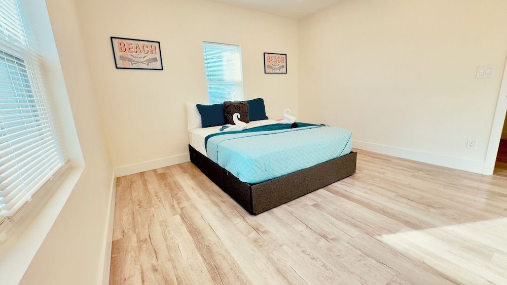 Beachline Breeze on the Strip Apartment, Balcony, Partial Ocean View 2